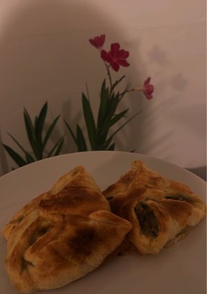 Слойки з курячою печінкою в йогуртовому соусі