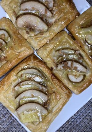 Слойки з грушею та камамбером