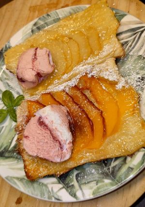 Слойка з персиком і грушею