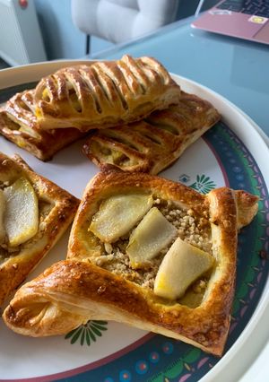 Слойки з горішками та фруктами