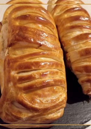 Слойки з курячим філе, печерицями і сиром у листково-дріжджовому тісті