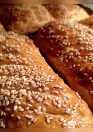 Слойки з листкового тіста з копченою ковбаскою і сиром сулугуні