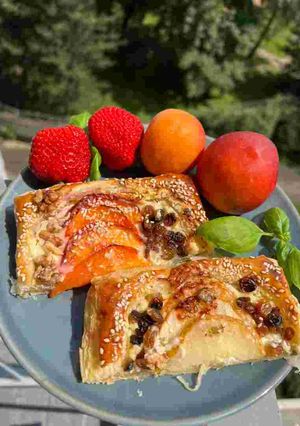 Слойки з горішками і фруктами