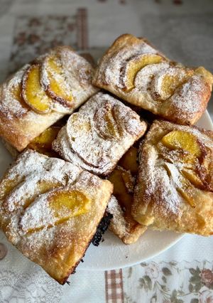 Слойки з персиками