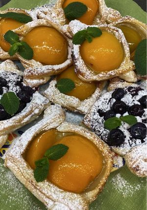 Слойки з персиками і лохиною