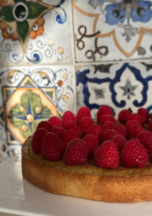 Тарт з фісташковим франжипаном і малиною