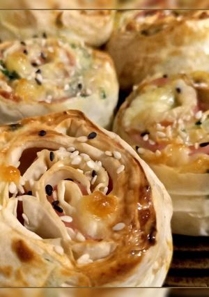 Слойки з шинкою і сиром в тісті філо