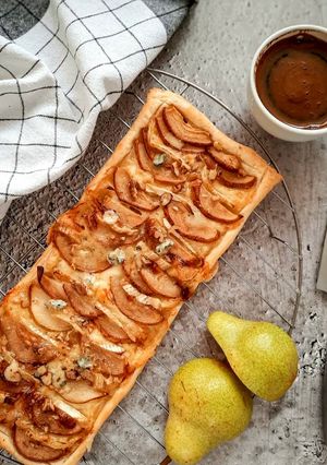 Тарт з грушею і сиром дорблю