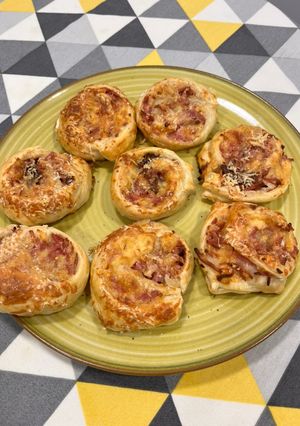 Слойки з сиром та ковбасою