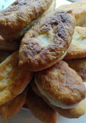 Смачні пиріжки з яйцем, пір'ям цибулі та кропом