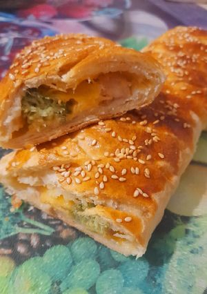 Слойки с брокколи, курицей и сыром