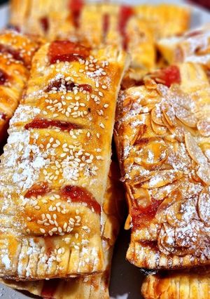 Слойки з черешнею. Домашня випічка