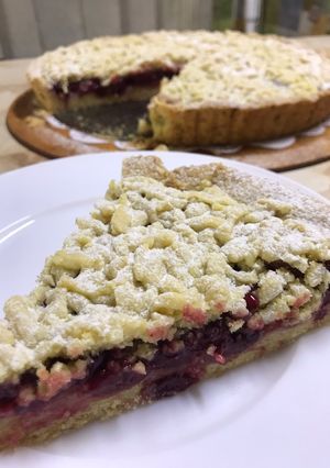 Тертий пиріг з вишнями