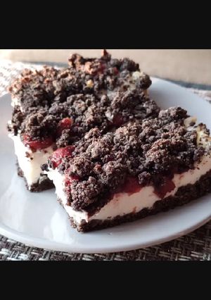 Тертий пиріг з сиром та вишнями