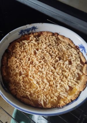 Тертий пиріг з персиками і грушами