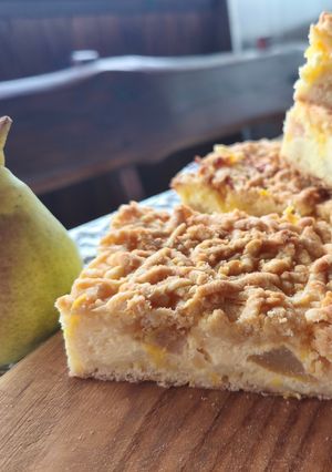 Тертий пиріг з сиром і грушами