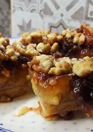 Тертий пиріг з ніжними грушами та повидлом