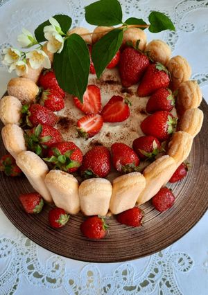 Торт Тірамісу з полуницею та чаєм Матча