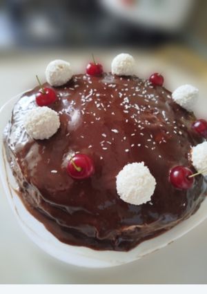 Торт з малиновою пропиткою та творожним кремом