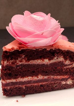 Торт "Червоний оксамит з полуницею"