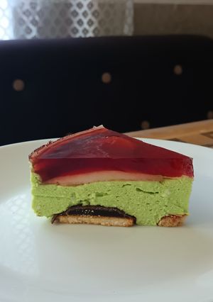 Торт без випікання з печивом і фруктами