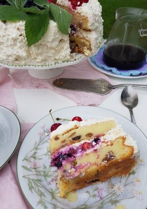 Торт із сирною начинкою та ягодами