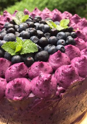 Торт-рулет з чорницею