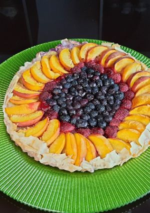 Фруктовий пиріг з нектарином, малиною та лохиною