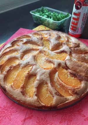 Шарлотка з персиками