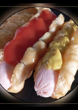 Хот-дог з булочкою з заварного тіста