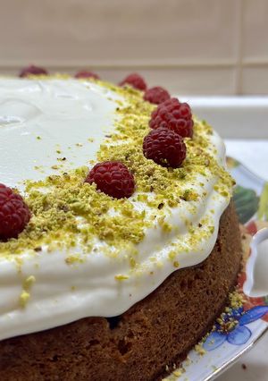 Фісташковий пиріг з малиною та кремом маскарпоне