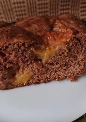 Шоколадна шарлотка з абрикосами і вишнями