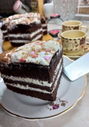 Шоколадний бісквіт з кремом