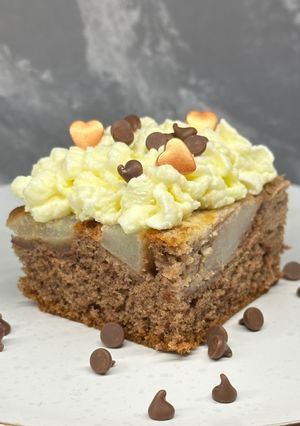 Шоколадна шарлотка з грушами