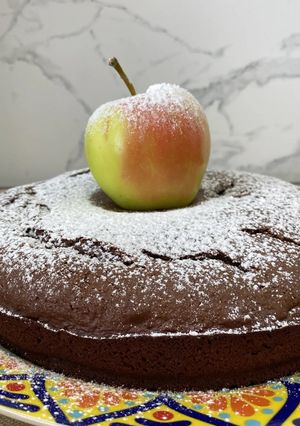 Шоколадна шарлотка з яблуками