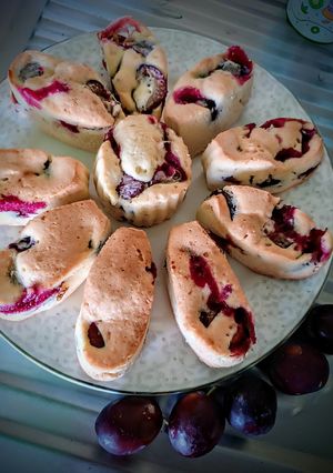 Шарлотка зі сливами