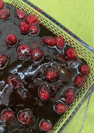 Шоколадний бісквіт з вишневим соусом та