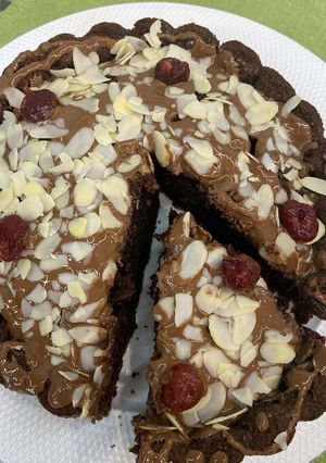 Шоколадний бісквіт з вʼяленою вишнею та журавлиною