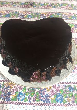 Шоколадний бісквіт із сирно-малиновим кремом і шоколадною помадкою