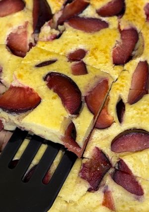 Швидкий пиріг зі сливами (без цукру)