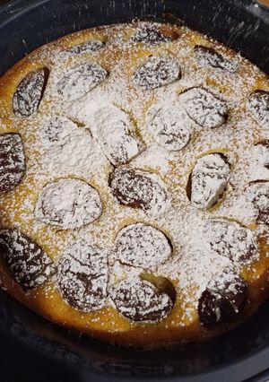 Швидкий пиріг зі сливами на вершках