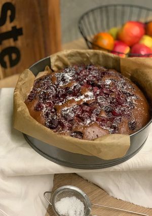 Шоколадний пиріг на кефірі з черешнею