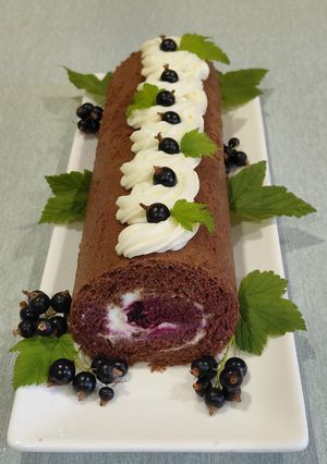 Шоколадно-бісквітний рулет з чорною смородиною