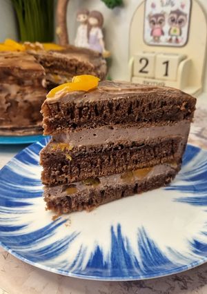 Шоколадний торт з персиками на пательні