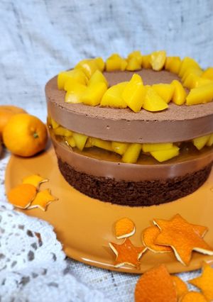Шоколадно-мусовий торт з персиками