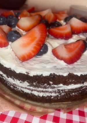 Шоколадний торт з полуницею та лохиною