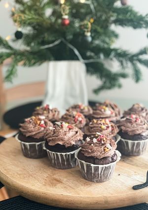 Шоколадні капкейки з вишнею