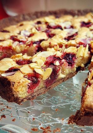 Шоколадно-мигдальний тарт із вишнею