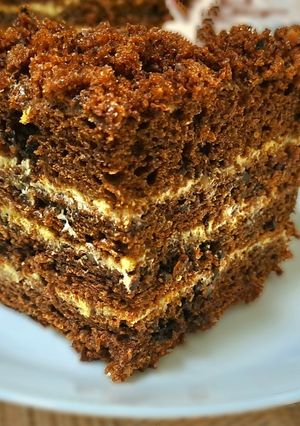 Шоколадний торт з варенням на кефірі