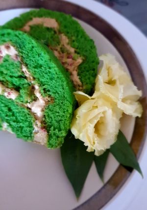 Шпинатний бісквітний рулет